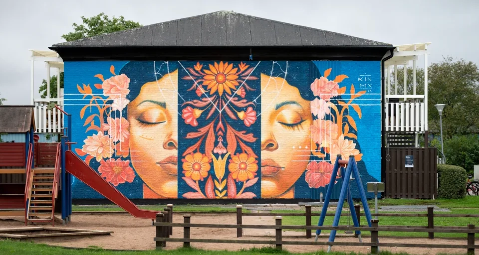 väggmålning på två kvinnor - Artscape Vänersborg