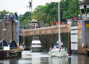 Några båtar som är i vattnet.