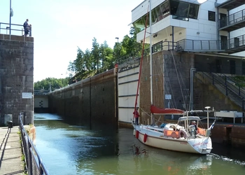 En båt seglar in i slussen i Trollhättan