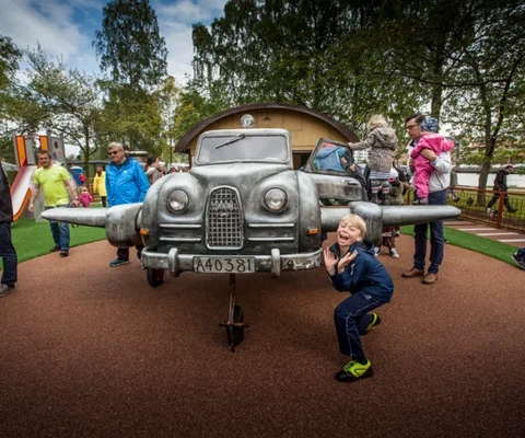 Barn som leker på en lekplats