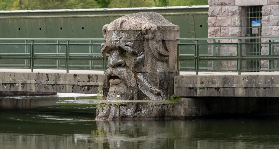 Skulpturen Strömkarlen i Trollhättan
