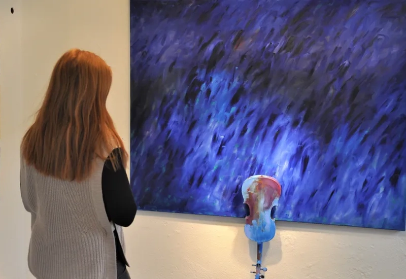 kvinna ser på konst