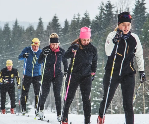5 personer åker efter varandra i längdspåret på Lassalyckan i Ulricehamn.