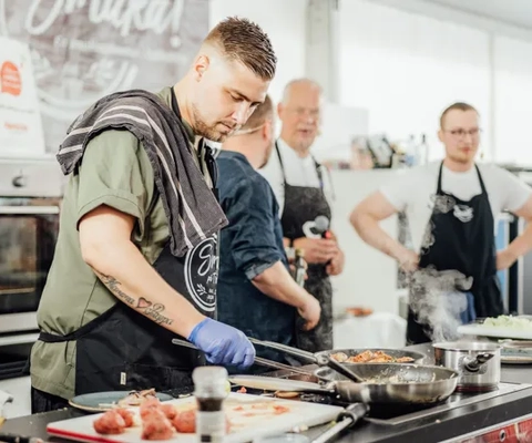 Person som lagar mat på en scen