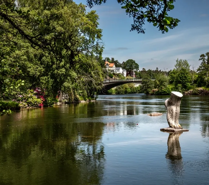 Skulptur av en fot som står i Göta älvs vatten
