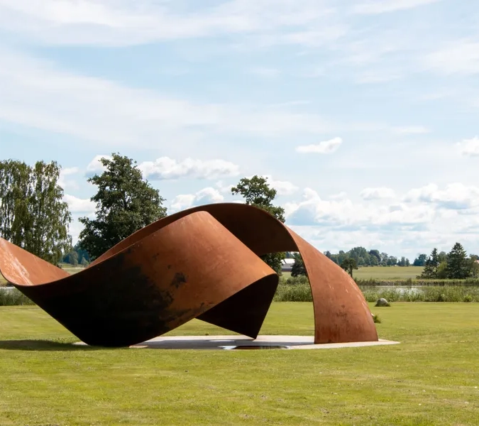 Konstverket "Inside In" i skulpturparken vid Hotell Hehrne i Vänersborg.