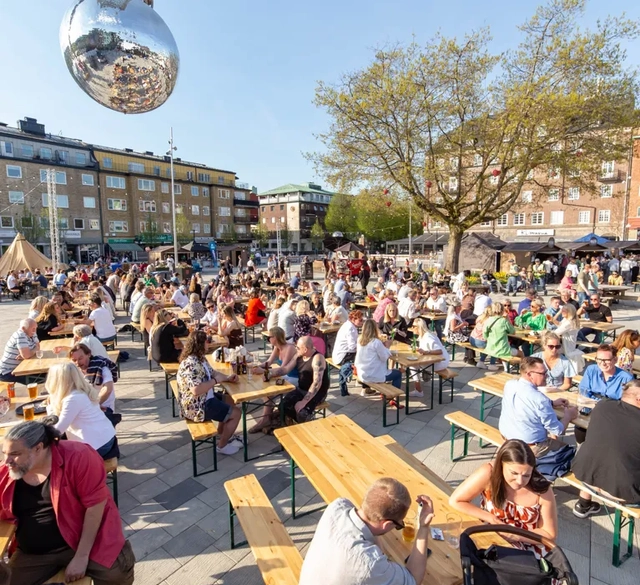 Bänkar utomhus på ett torg