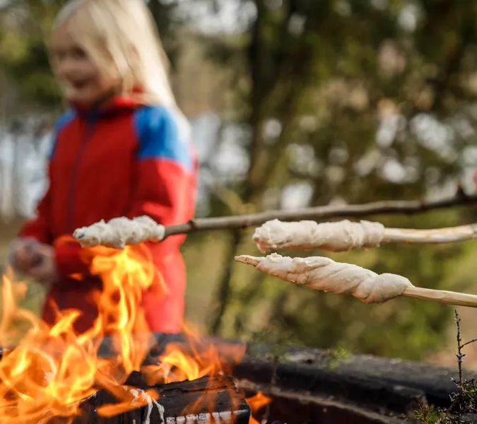 Familj som aktiverar sig utomhus och grillar hos Två Skyttlar.