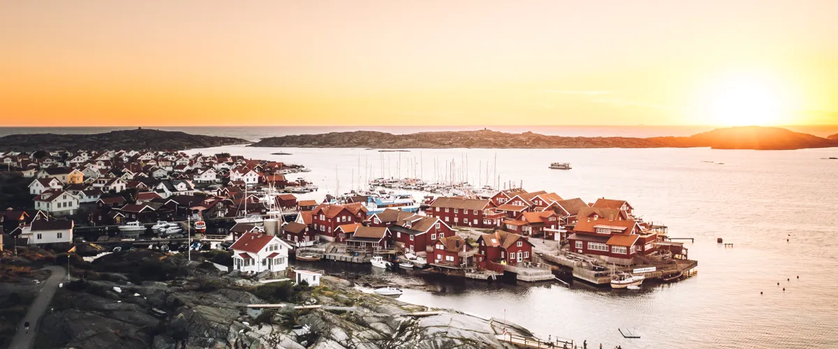En bild av käringön på orust i soluppgång
