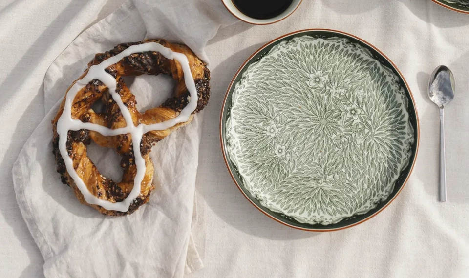 rörstrand porslin med en bakelse