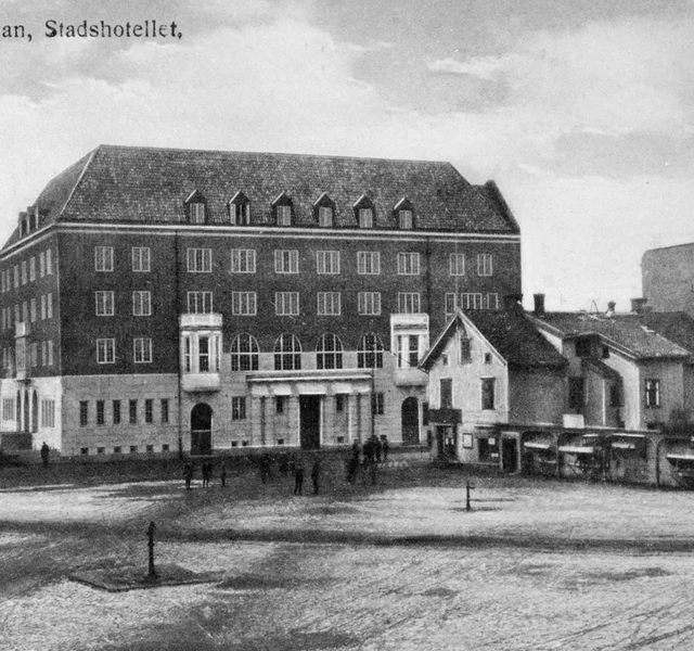 Ett svartvitt foto av en gammal byggnad.