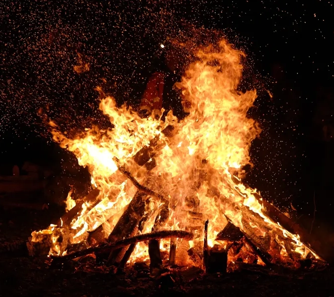 En eld tänds i mörkret med mycket eld.