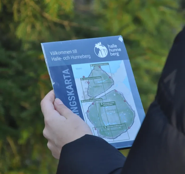 hand som håller i vandringskarta