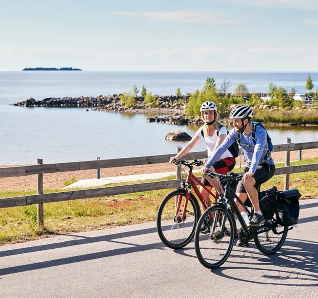 Vänner cyklar Vänerleden