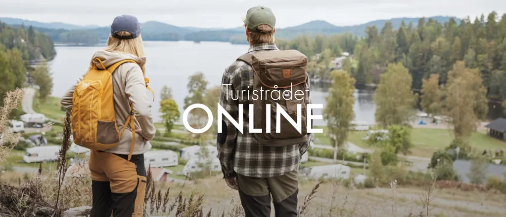 Några personer som står på toppen av en kulle.