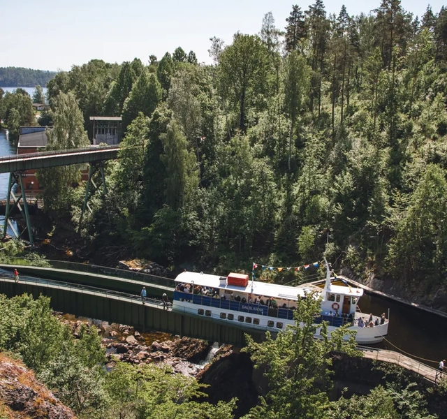 Båtar som slussar i Dalslands kanal.