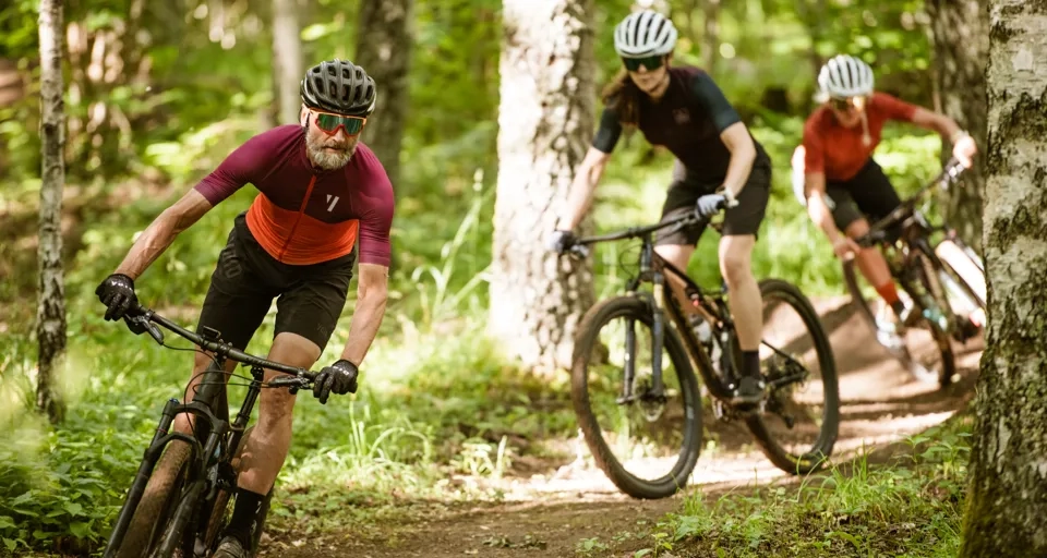 Grupp av människor som cyklar MTB på Billingen.