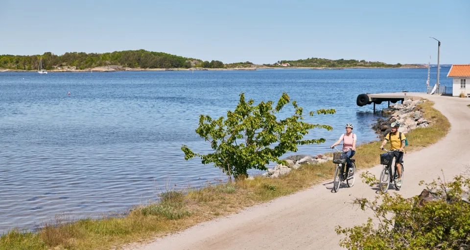 Två personer cyklar på en ö.