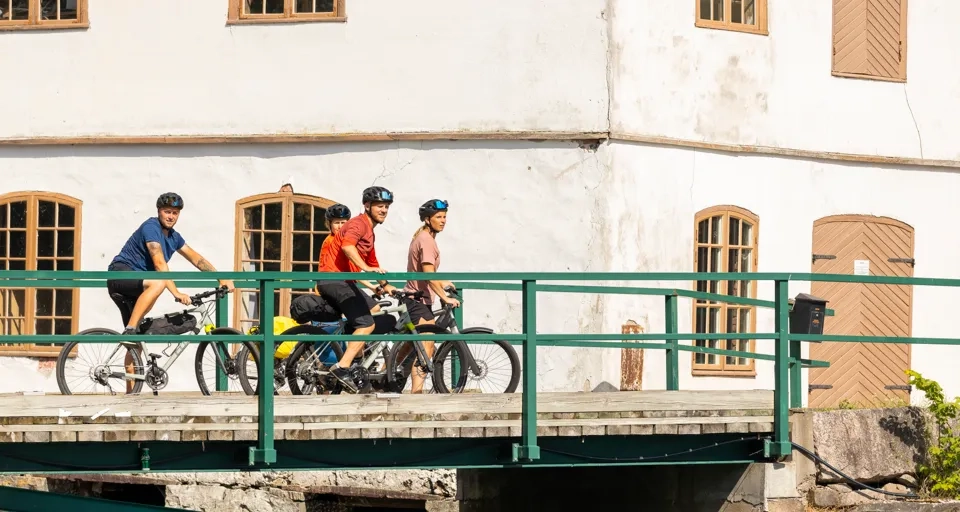 Cyklister vid Gustavsfors Bruk.