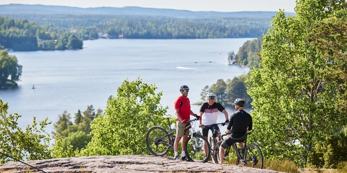 Grupp människor som cyklar.