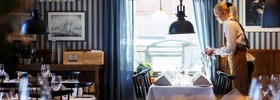 Interiörbilder från hotell i Lysekil – restaurangmiljö och havsnära utsikt.