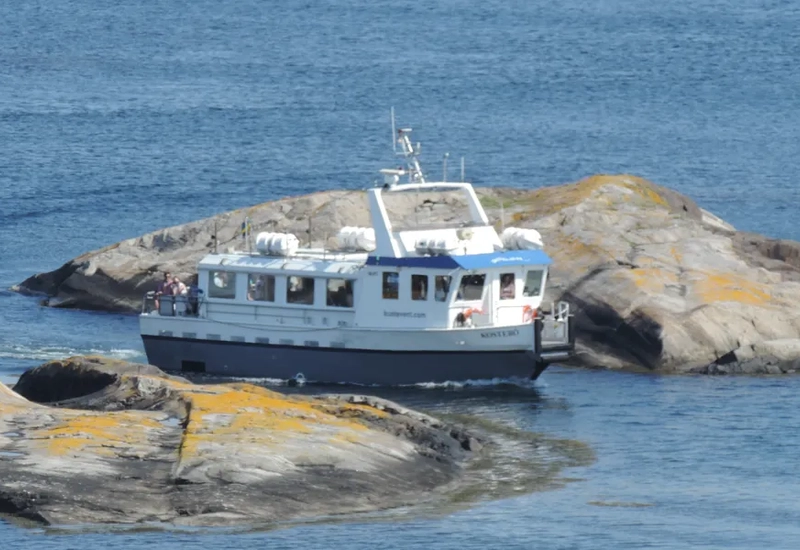Båt på väg in i hamnen vid Ursholmen