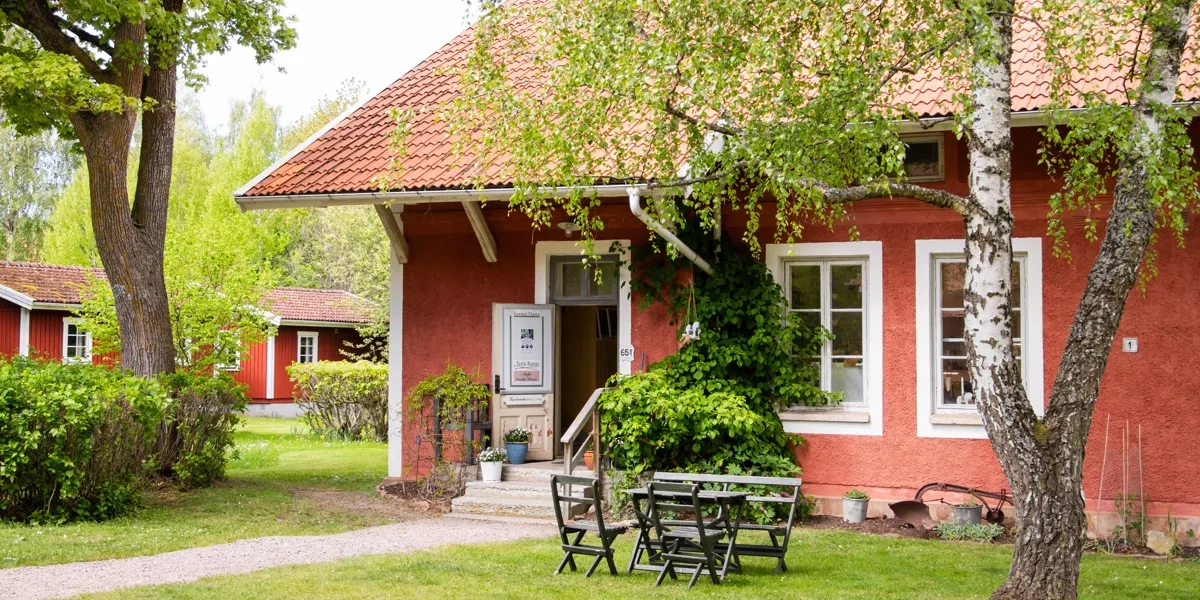 Falkängens hantverksby med historiska byggnader och grönskande omgivningar.