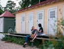 Kvinnor vid badhytterna i Hjo