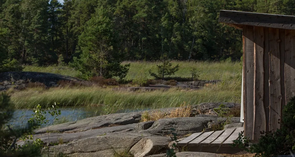 Vindskydd vid en sjö en solig sommardag.
