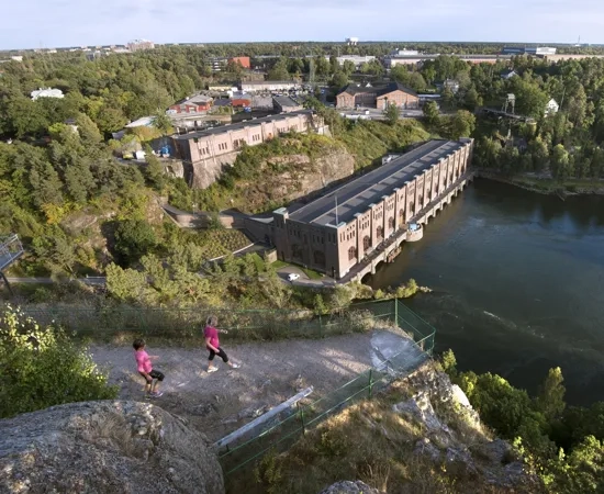 Några personer som står på en klippa.