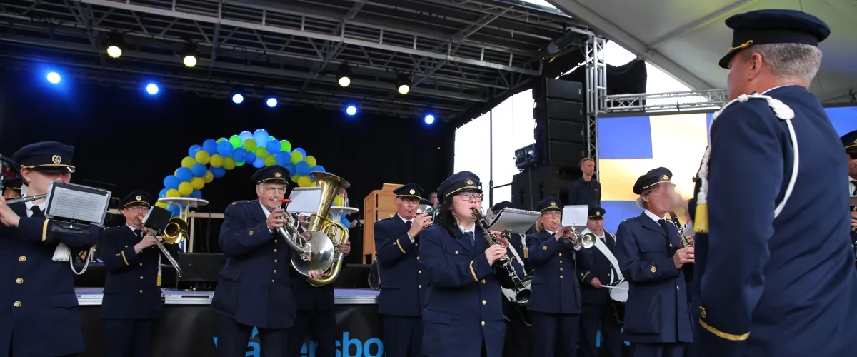 Orkester som spelar musik