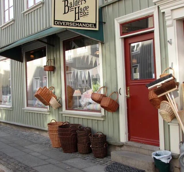 En rad butiker på en gata med en röd dörr.