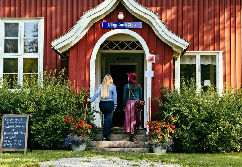 Människor på konstrunda.