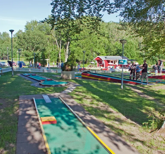 En minigolfbana mitt i en park.