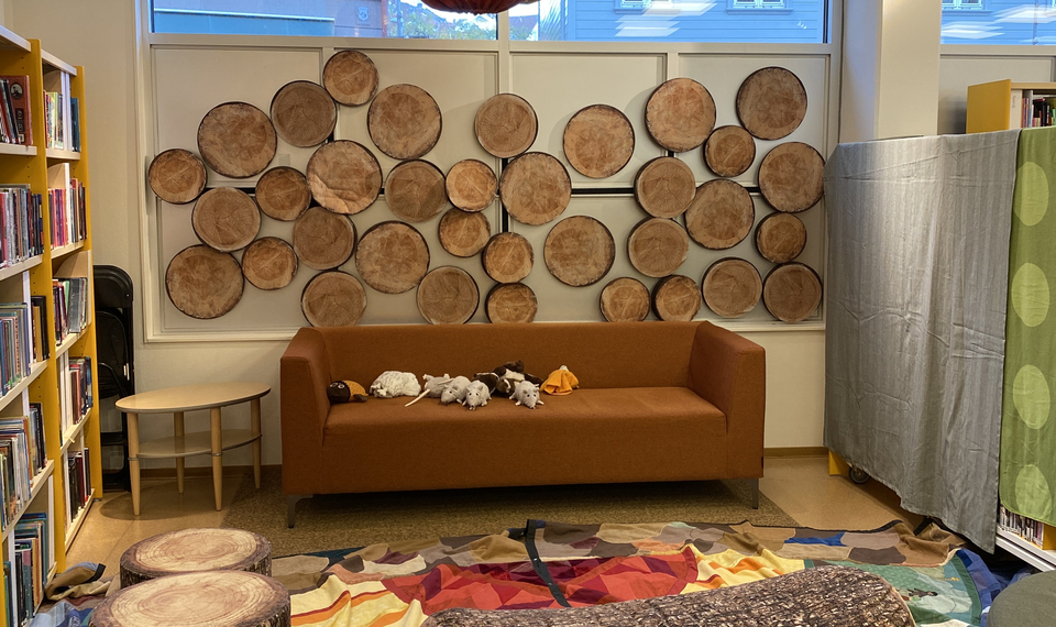 Ett vardagsrum fyllt med möbler och inredning.