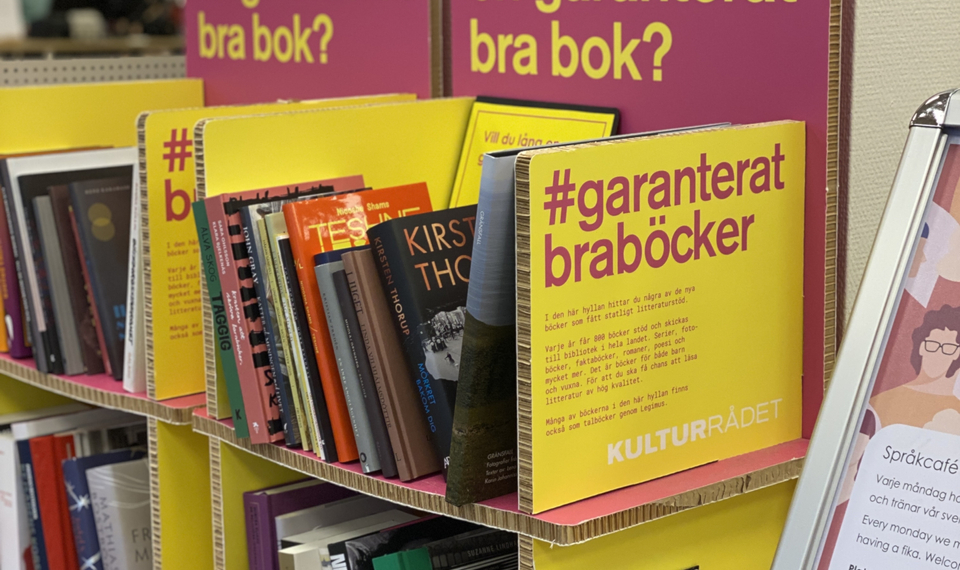 En massa böcker som står på en hylla.