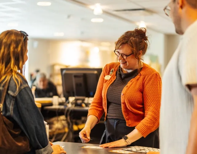 Ein Mann und eine Frau stehen an einem Schalter.