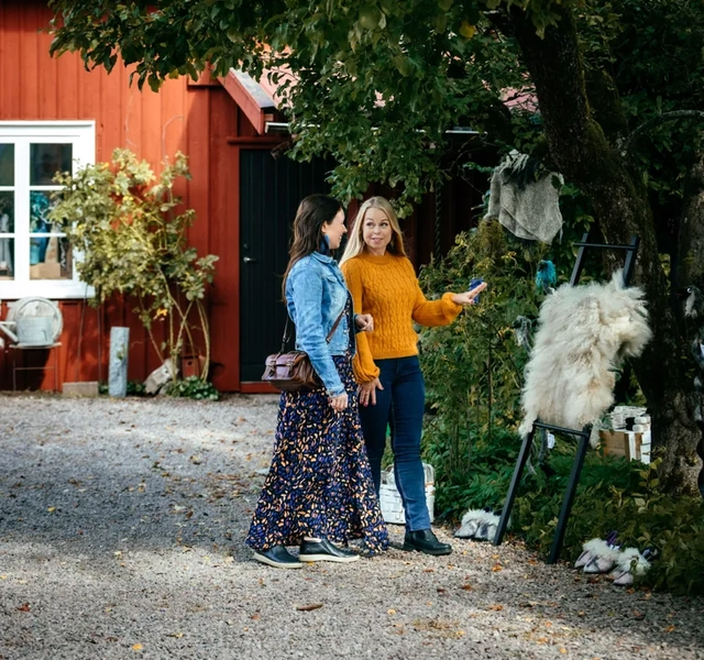 Människor på konstrunda.