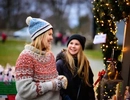 Två tjejer promenerar på julmarknad