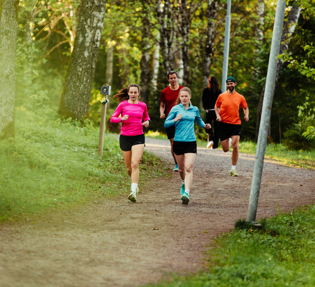En grupp människor som springer längs ett motionsspår