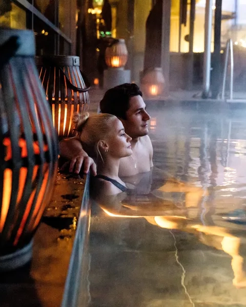 Gäster njuter i inomhuspoolen på Arken Hotel & Art Garden Spa