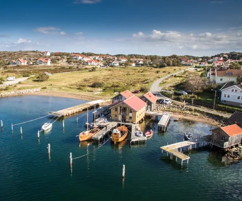 En flygbild av en hamn med båtar och hus.