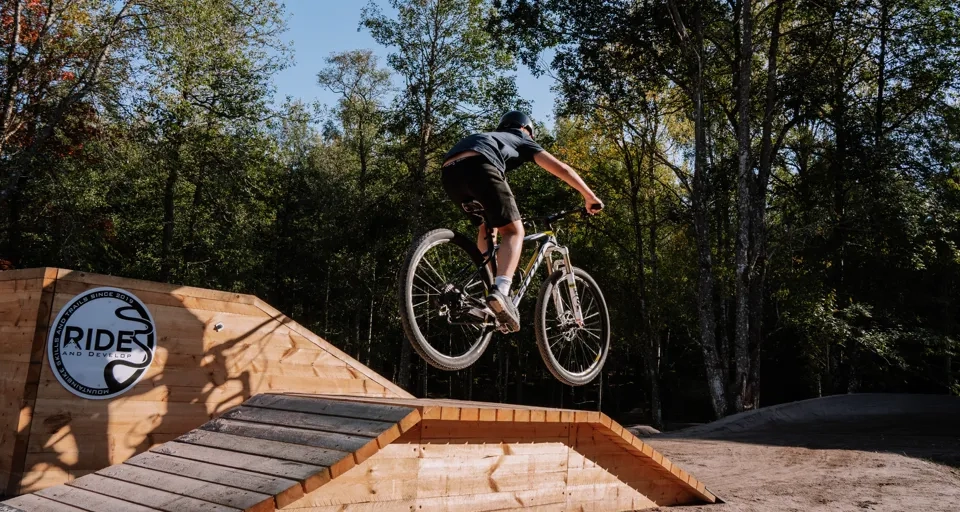 Ein Mann fährt mit einem Fahrrad eine Rampe hinauf.