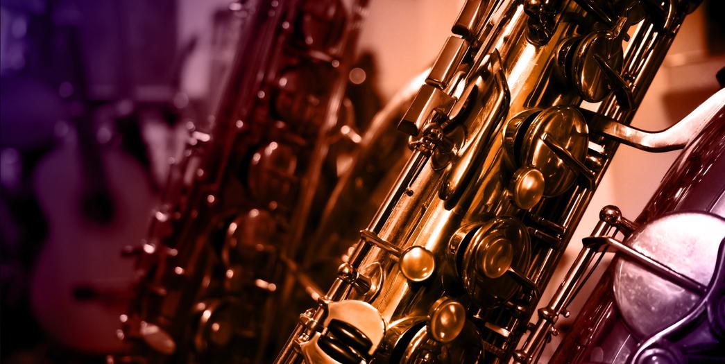 Person som spelar saxofon i fint scenljus
