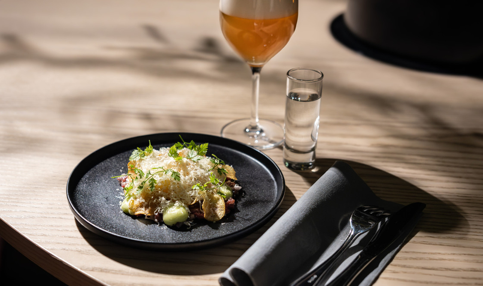 Läcker maträtt med öl och snaps på Restaurang Patio, Best Western Plus Åby Hotel