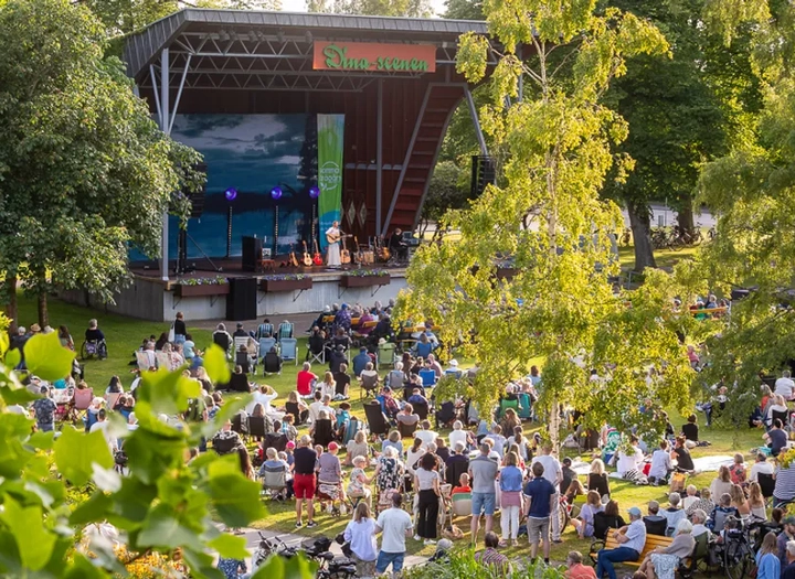 Dinascenen i Stadsträdgården