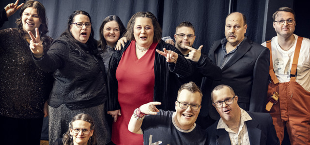 En grupp människor som poserar för en bild.