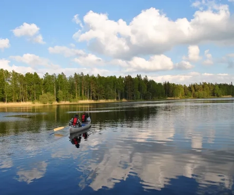 Två personer i en kanot på en sjö.