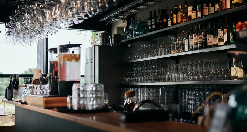 En bar fylld med massor av flaskor.