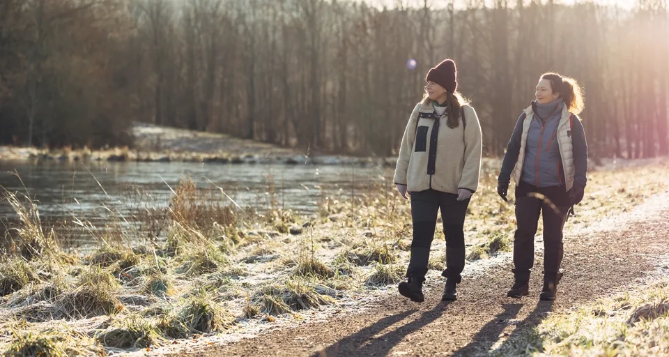 Två kvinnor vandrar på Rosenstigen.